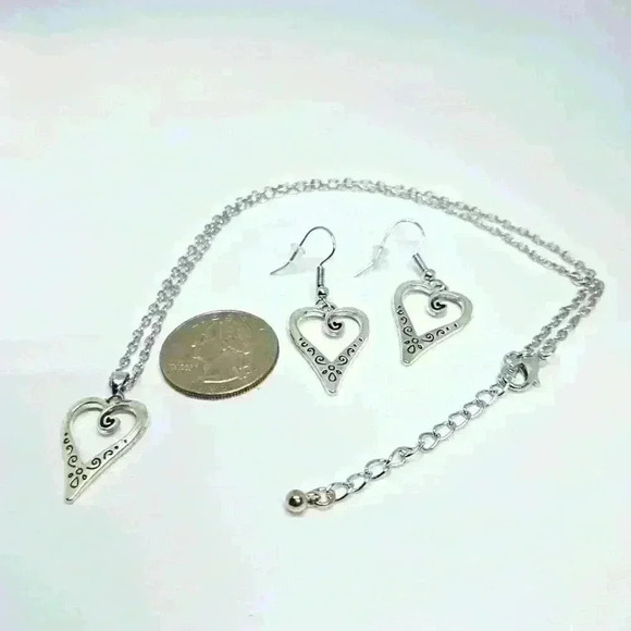 NWOT Beautiful Heart Necklace and Earrings Set - Picture 3 of 3
